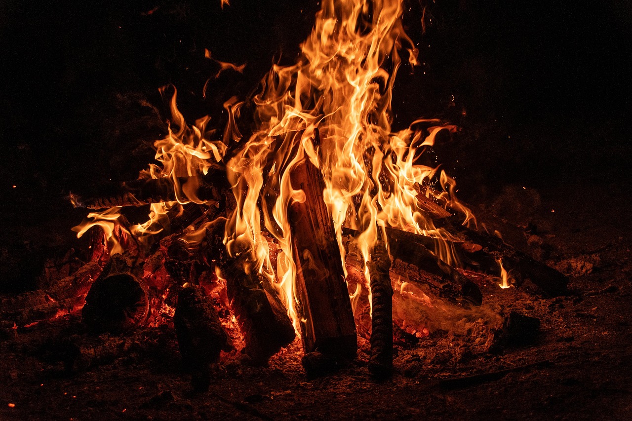 Cooking Outdoors by the Coast: Simple Campfire Meals for Hungry Families